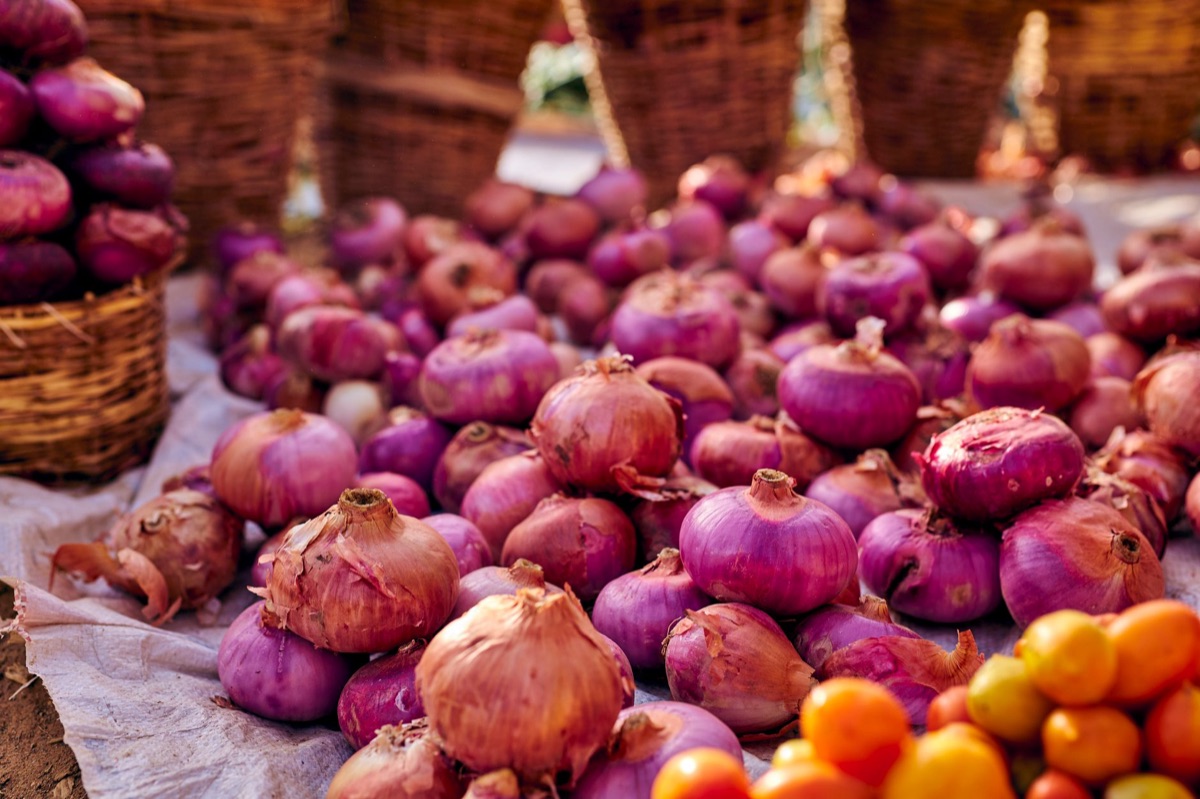 cesta con verduras frescas del mercado