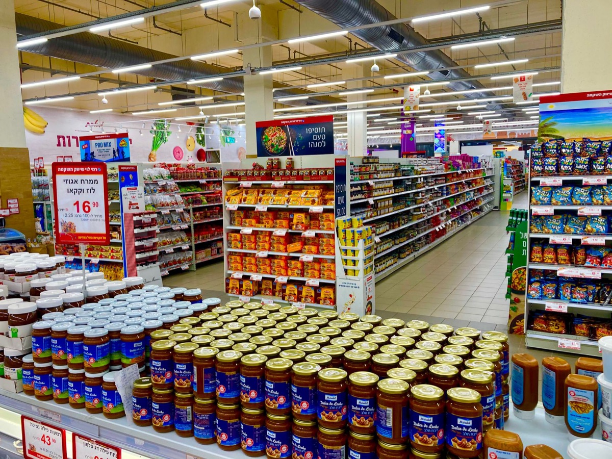 een gangpad in een Nederlandse supermarkt