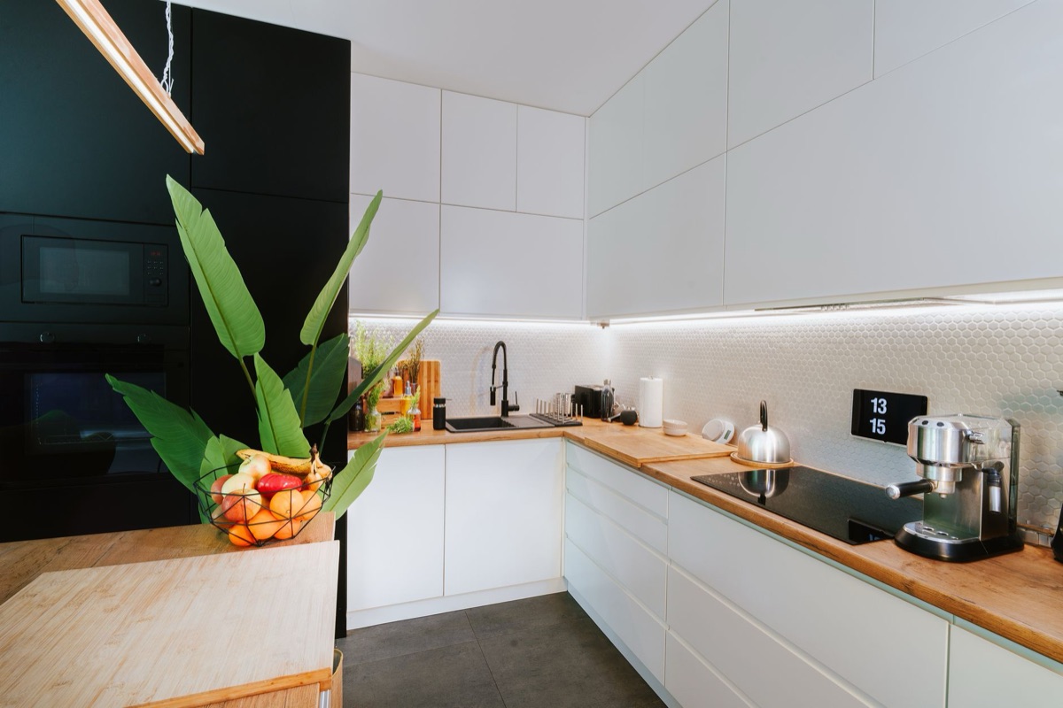 Een moderne keuken met een slimme verwarmingsregelaar.