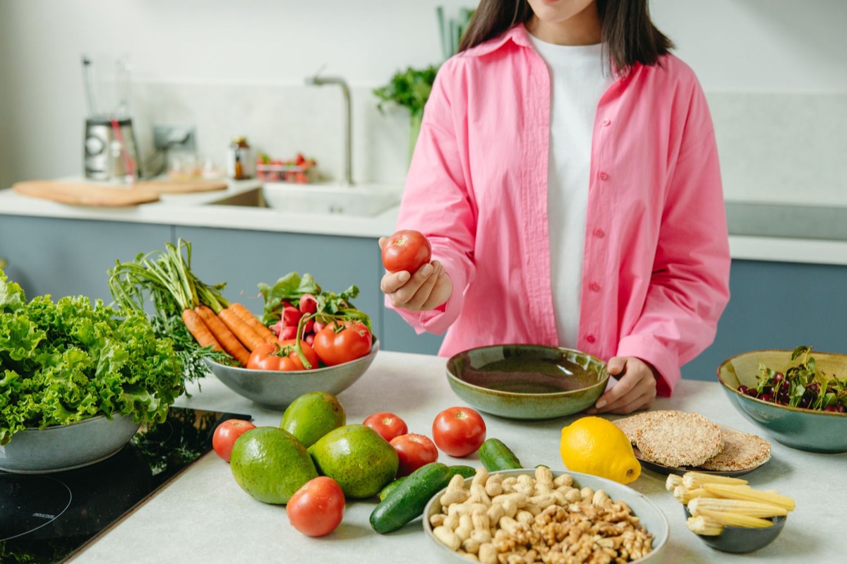 cocina limpia con vegetales y granos frescos