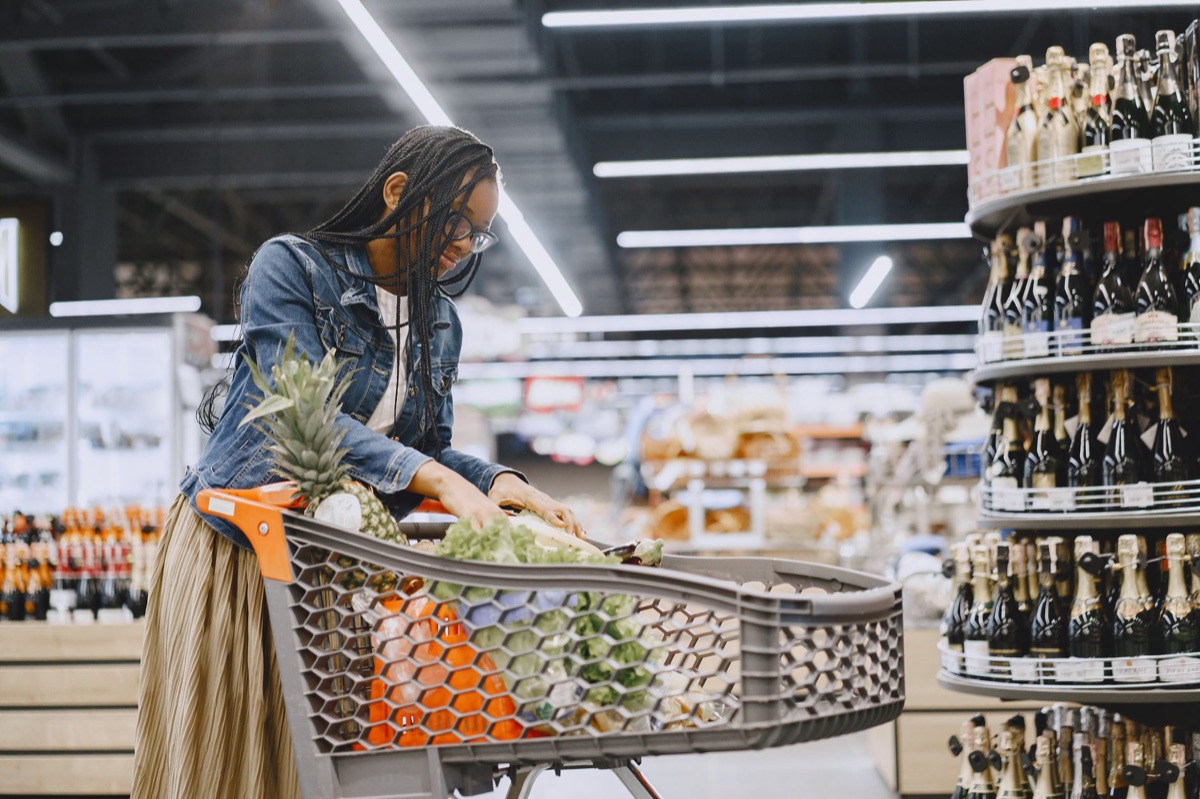 Una cucina per una persona con un carrello per il supermercato organizzato