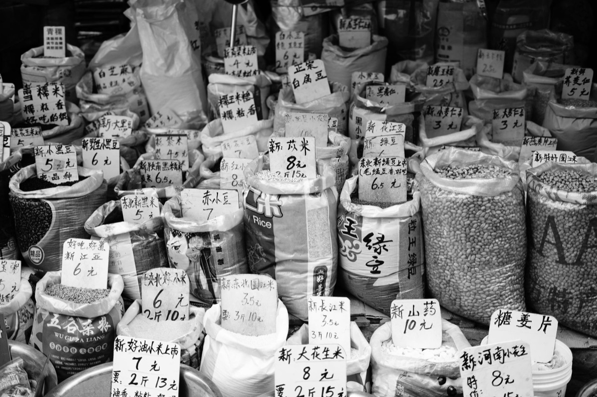 小分けにしたレンズ豆と米