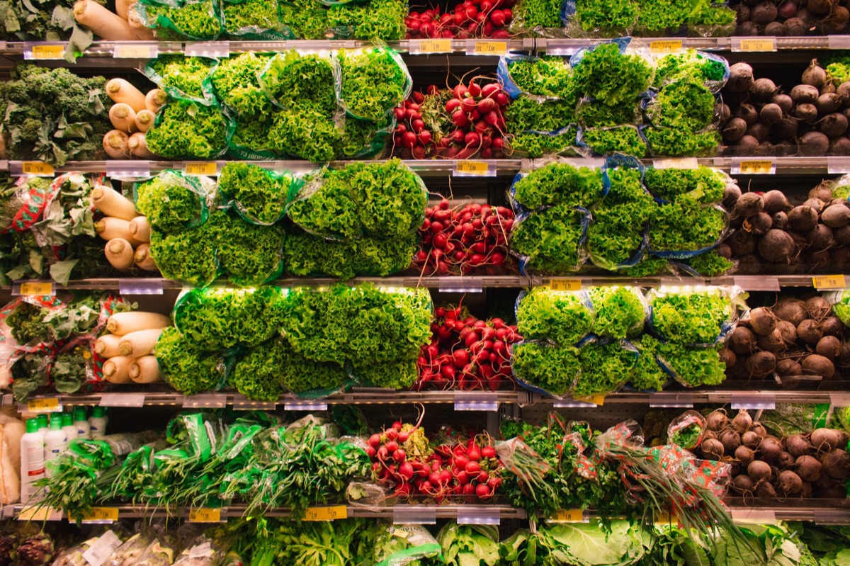 vegetais e ervas em supermercado