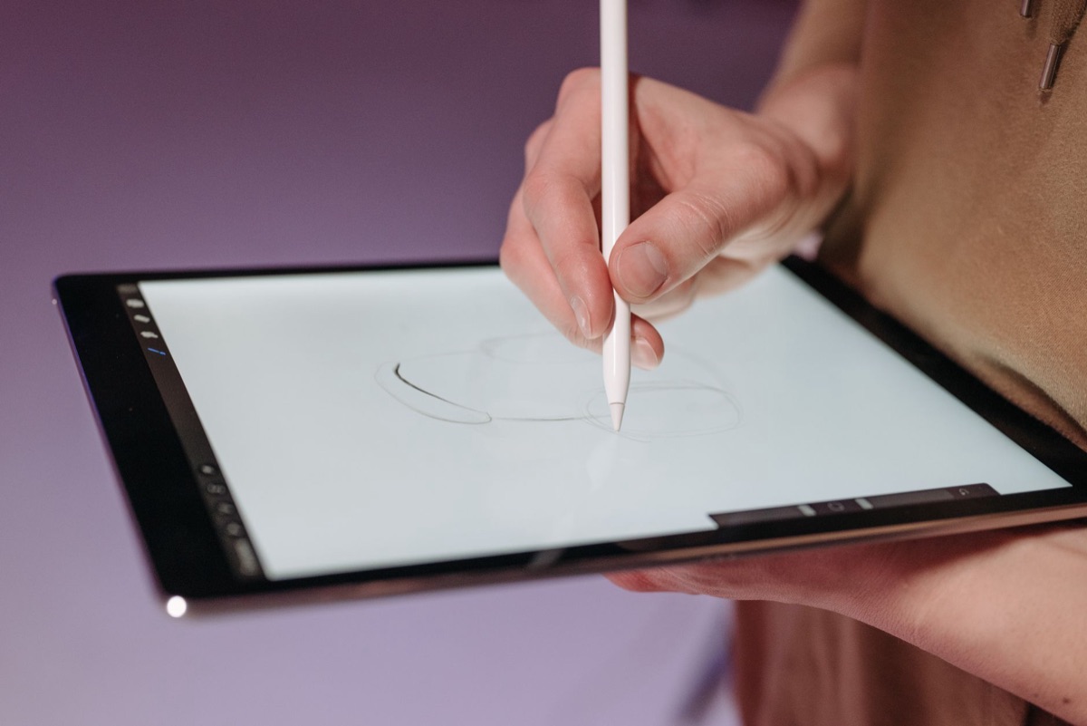 タブレットでイラストを描くクリエイティブな作業風景