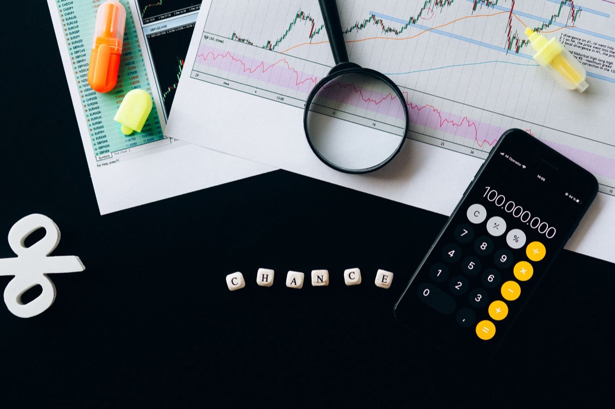 Calculadora y lupas sobre recibos de gastos
