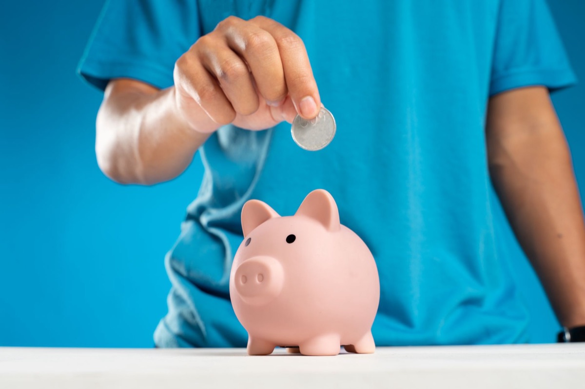 貯金箱にお金を貯める節約の習慣