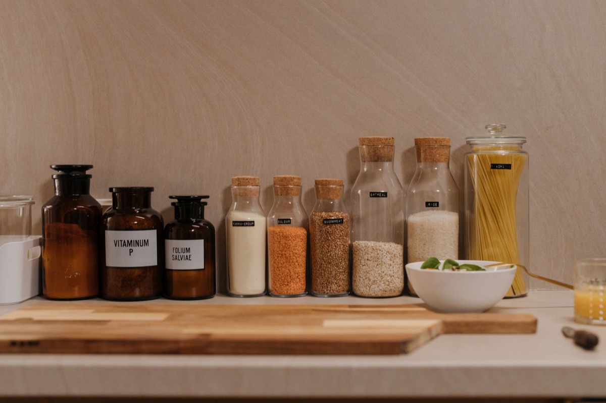 Herramientas básicas organizadas en un cajón de cocina