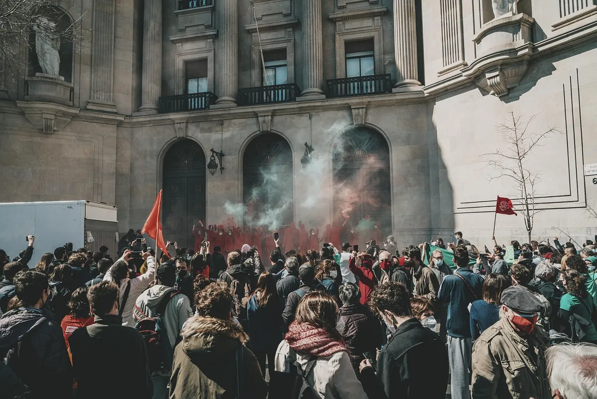 riot, protest, street, crowd, laws, regularization, bill, payment, money, pay, tax, expenses, business, bank, vulture funds, manifestation, barcelona, pah, cata