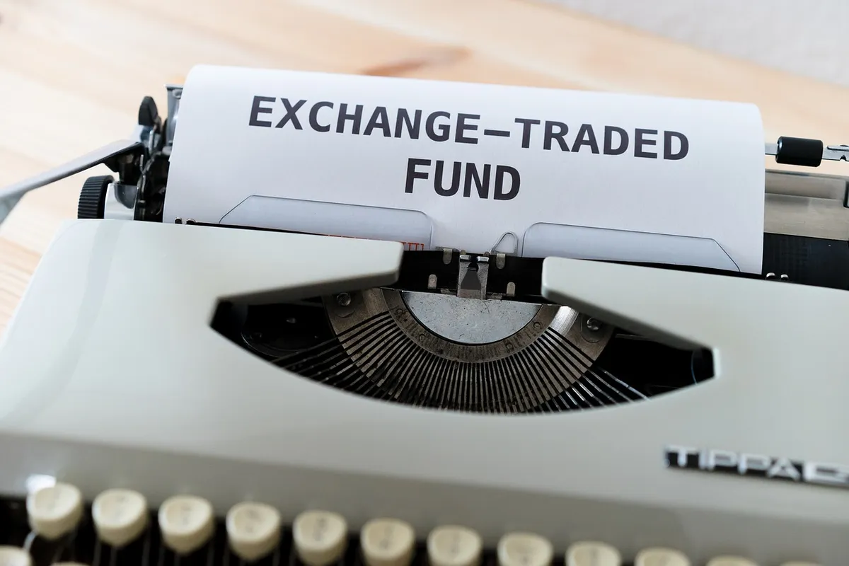 モックアップ、打字機、ワード、お金、ウォールストリート、ETF、取引、取引基金、資金調達、分析、財政、投資、スタートアップ、戦略、クラウドソーシング、成功