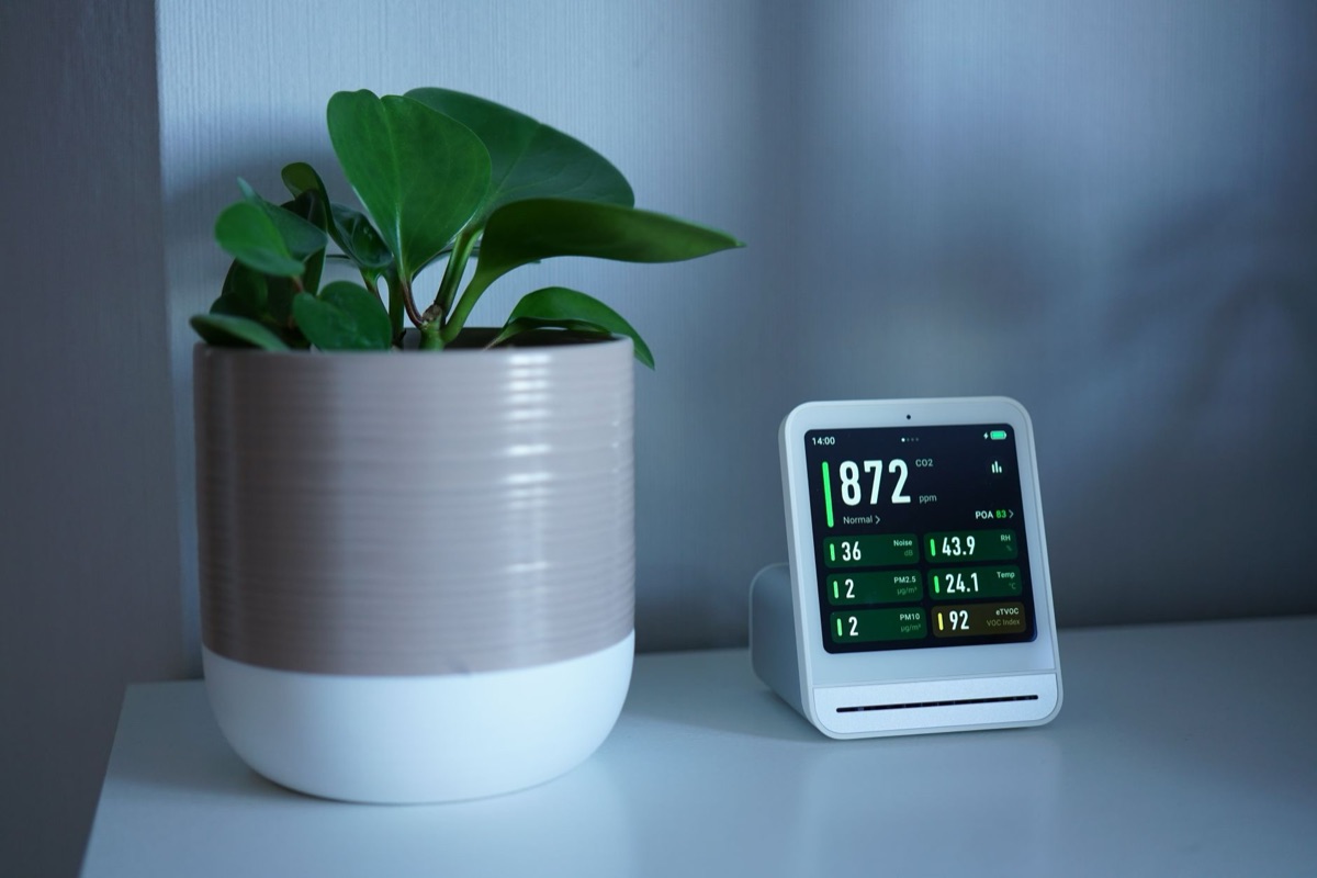Termoregulador inteligente mostrando datos de consumo