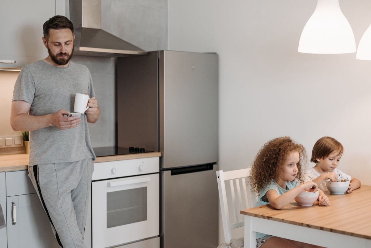 Famiglia con dispositivi di risparmio energetico